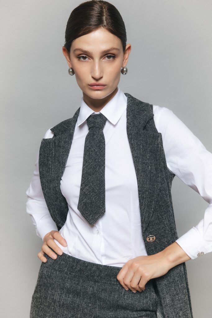 39 – 5181 GILET RIKKY 5199 CAMICIA RAVENNA 5183 CRAVATTA ELONA 5170 PANTALONE PEPE 2